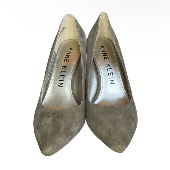 ANNE KLEIN TONIA SUEDE LEATHER 3.5” PUMPS, SIZE 7 - Picture 4 of 9